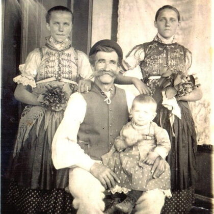 1. Rodina Petrišinová, cca 1930