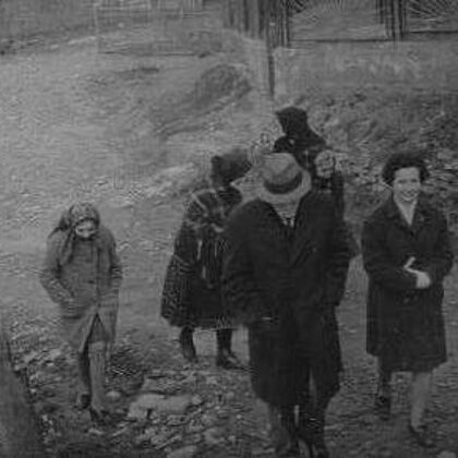 4. Cesta do cerkvi (foto z roku 1971), pán v klobúku je Peter Sedlar.
