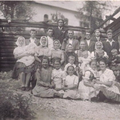 1. Fotografia rodiny Kravčak (Androfamilia) pod cerkvom, 1951