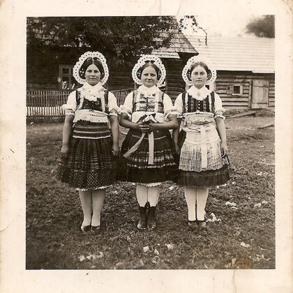 2. Tri ženy v kroji, cca 1945