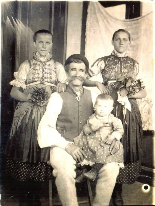 1. Rodina Petrišinová, cca 1930