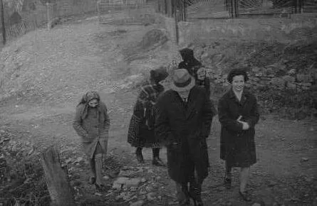 4. Cesta do cerkvi (foto z roku 1971), pán v klobúku je Peter Sedlar.