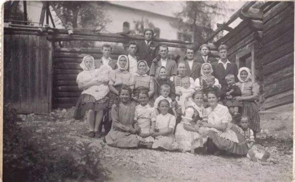 1. Fotografia rodiny Kravčak (Androfamilia) pod cerkvom, 1951