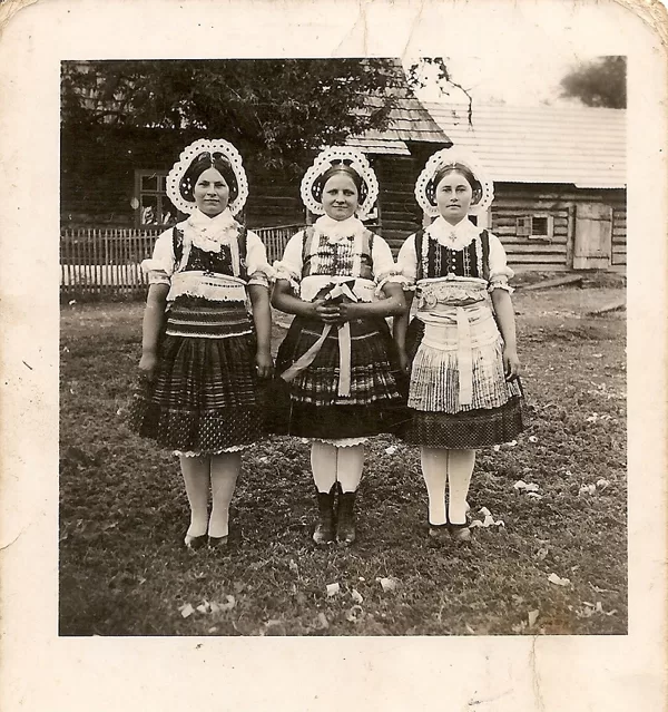 2. Tri ženy v kroji, cca 1945